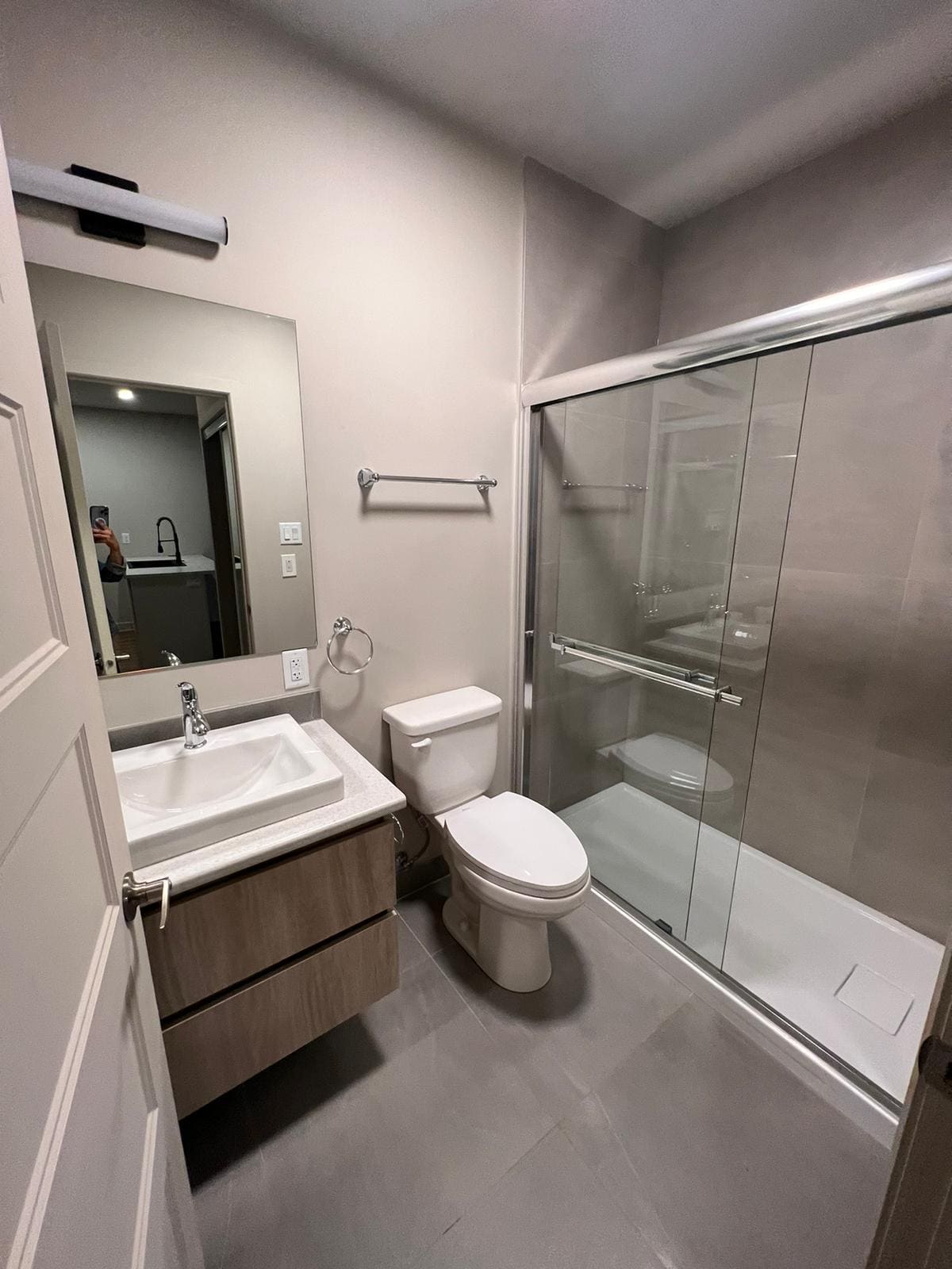 3 ½ - salle de bain avec baignoire-douche vitrée